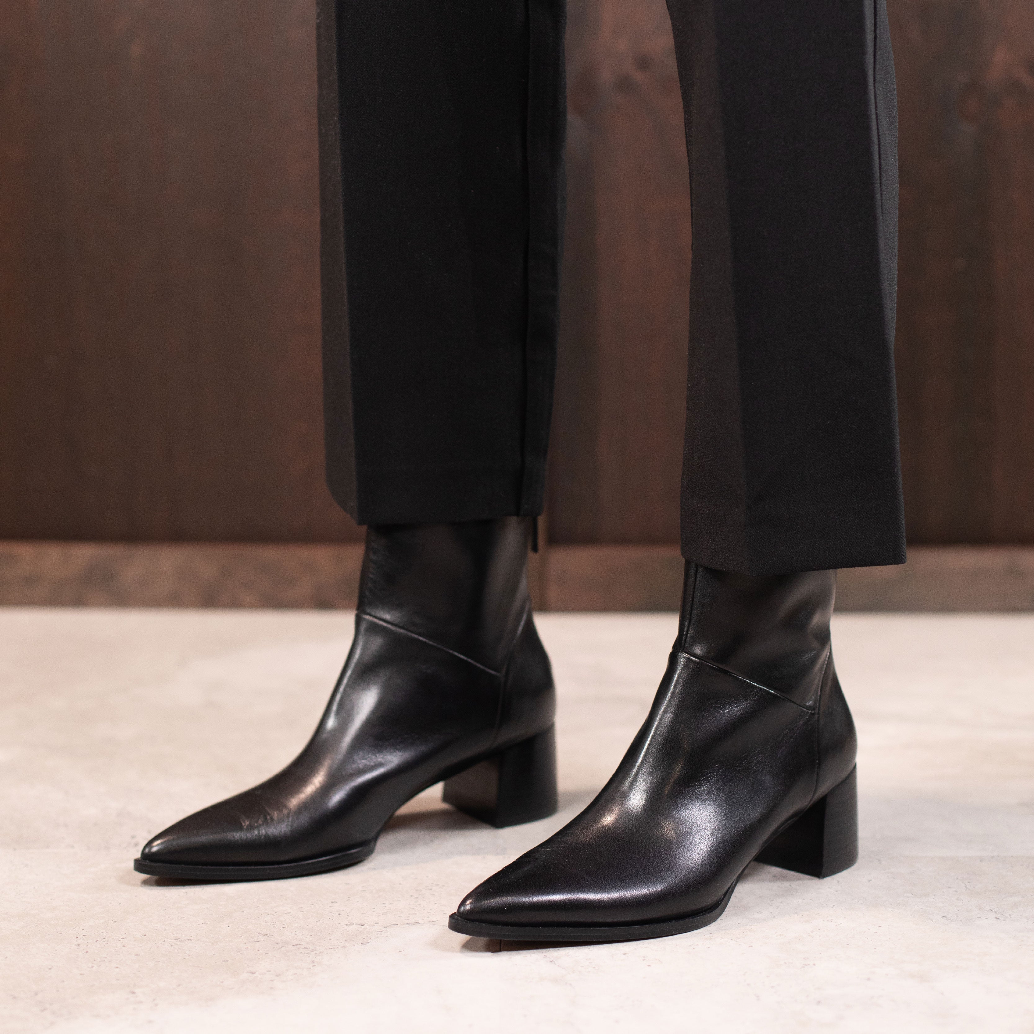 EOS Footwear - AUROA
#color_black