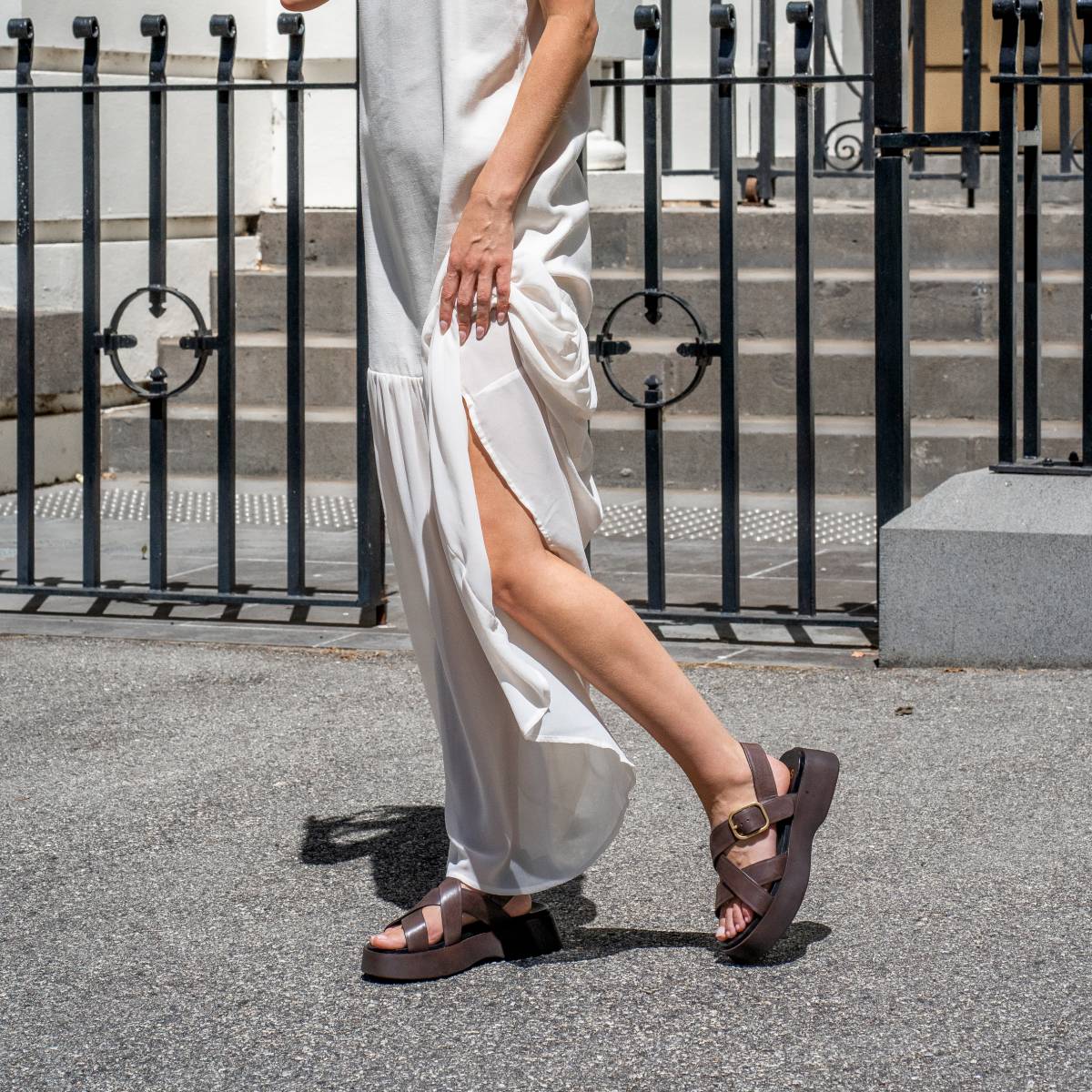 EOS Footwear Barista Leather Sandal in Chestnut
#Color_chestnut