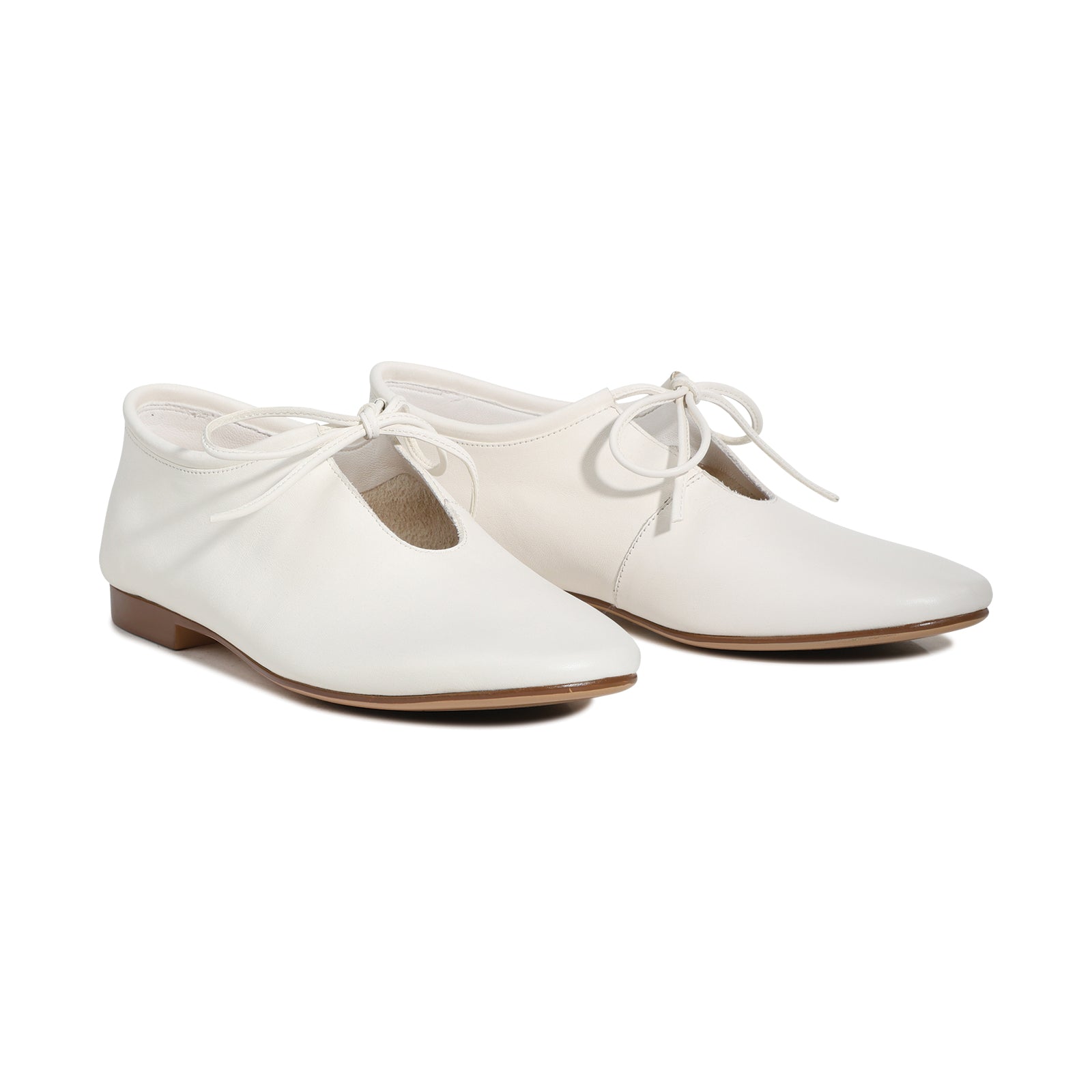 EOS Footwear Tenisha Leather Flat in off-white
#Color_off-white