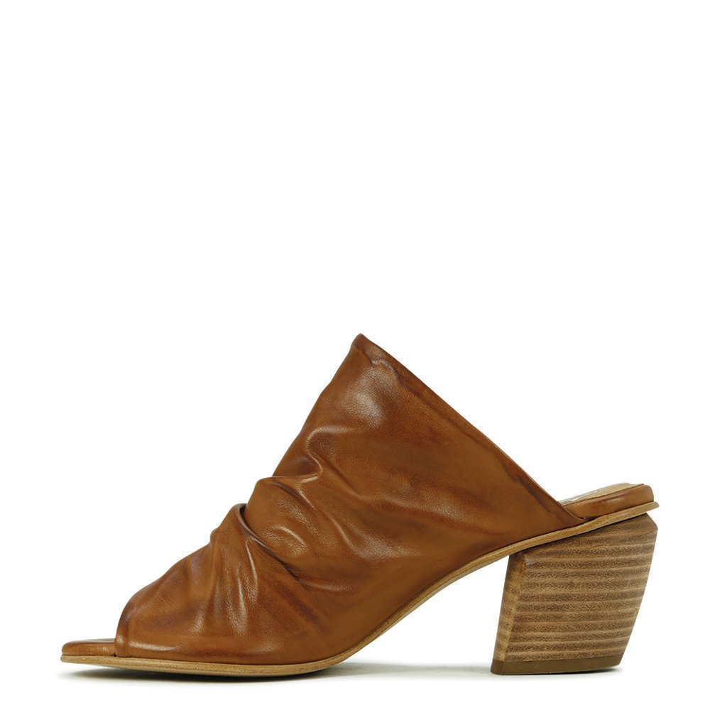 FALLON - EOS Footwear - Slides #color_Brandy