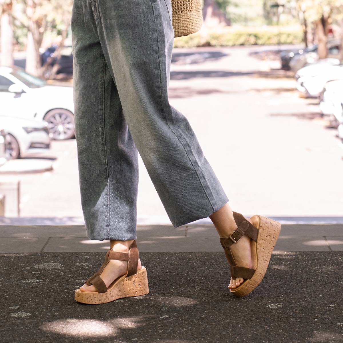 EOS Footwear Cariani Leather Wedge in Pecan-suede
#Color_Pecan-suede