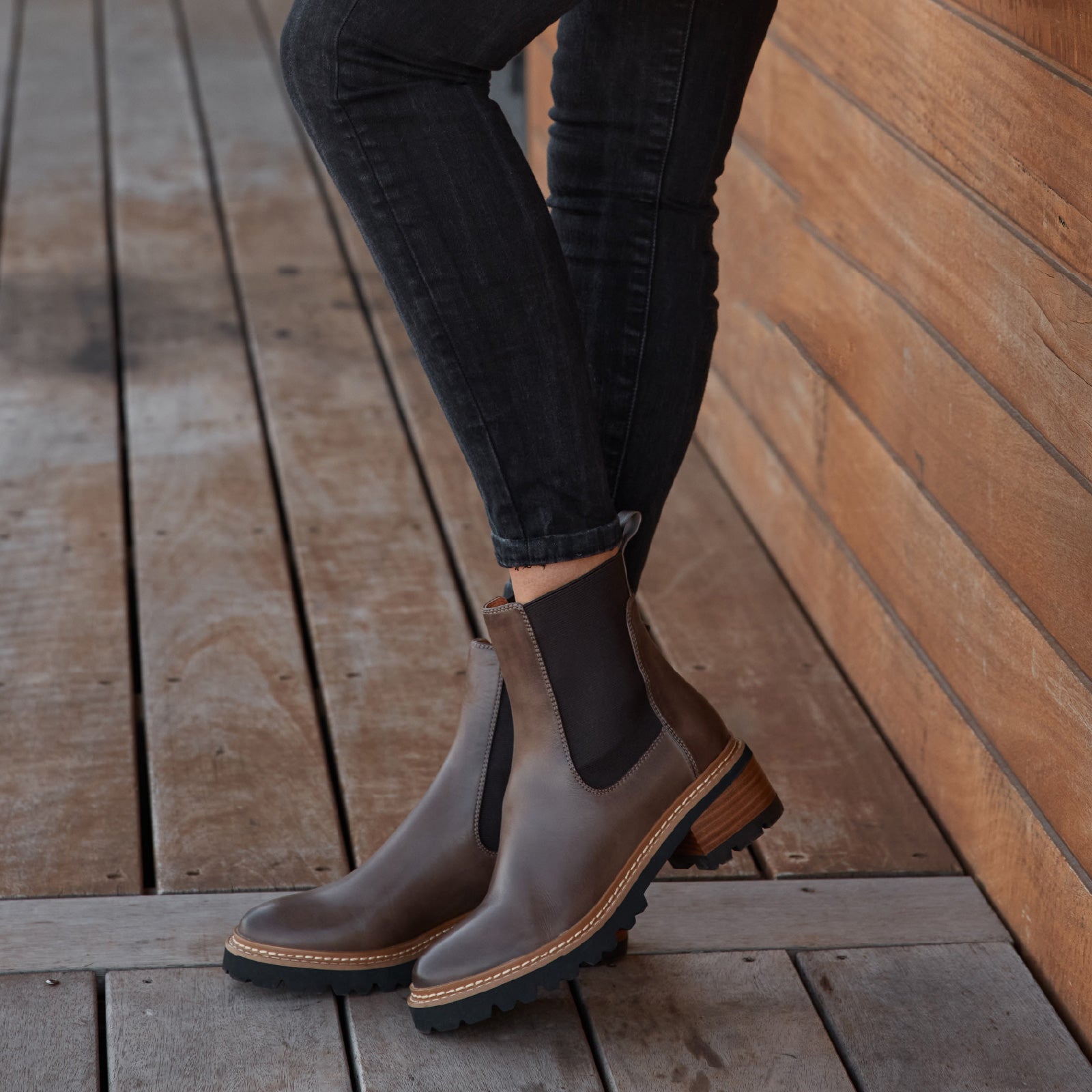 LINEAR LEATHER ANKLE BOOTS