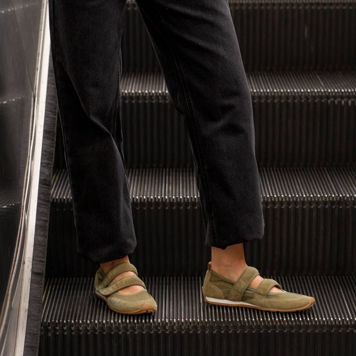 EOS Footwear Masumi Leather Sneakers in olive
#Color_olive