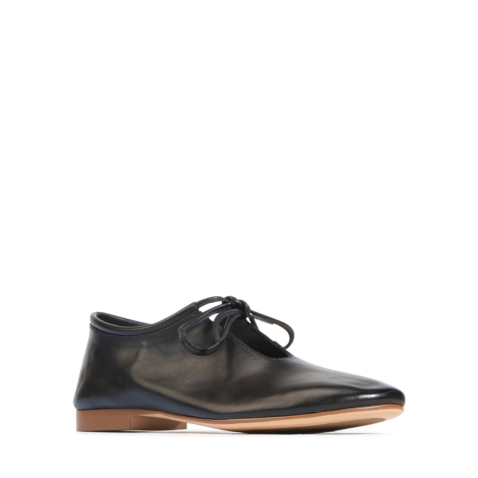 EOS Footwear Tenisha Leather Flat in black
#Color_black