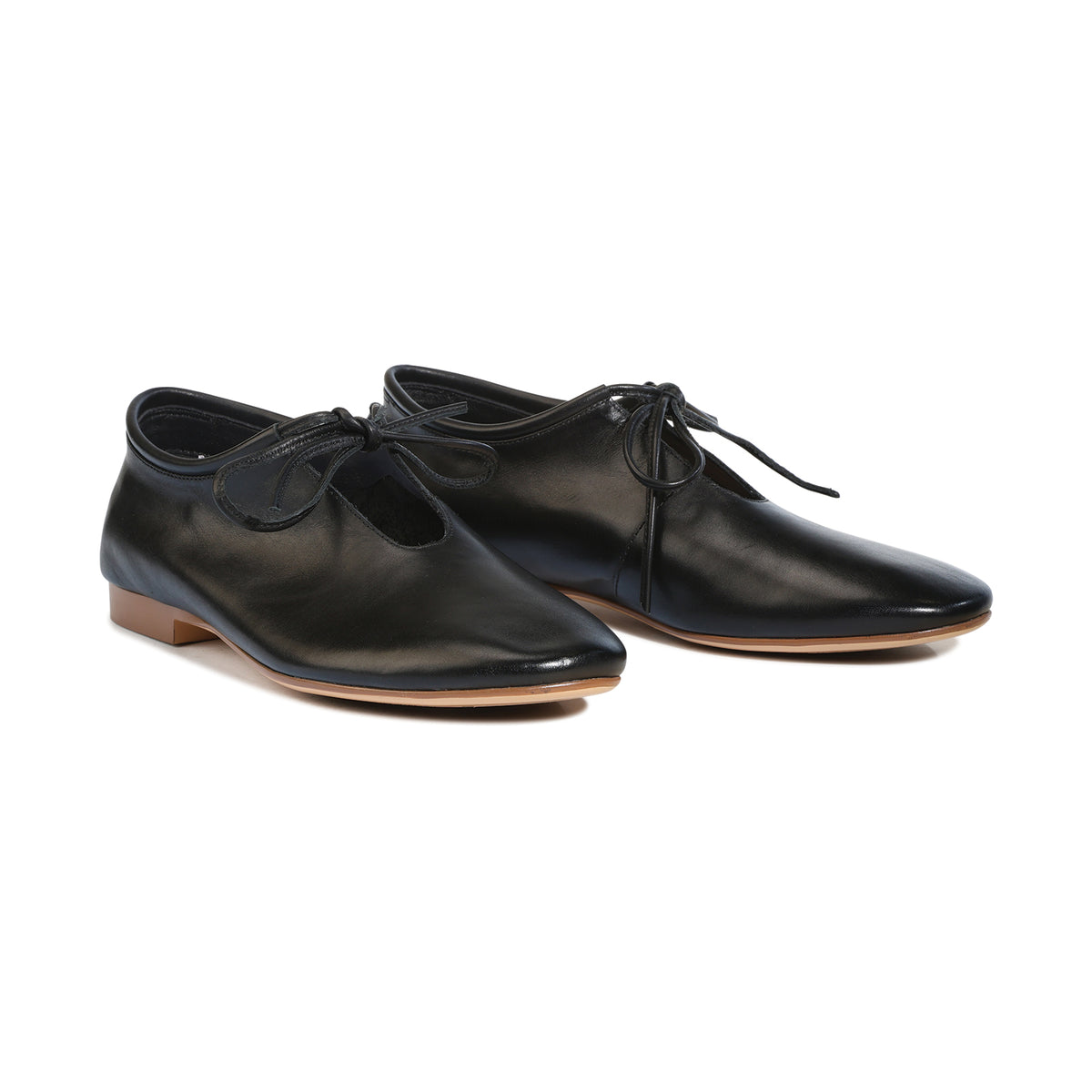EOS Footwear Tenisha Leather Flat in black
#Color_black