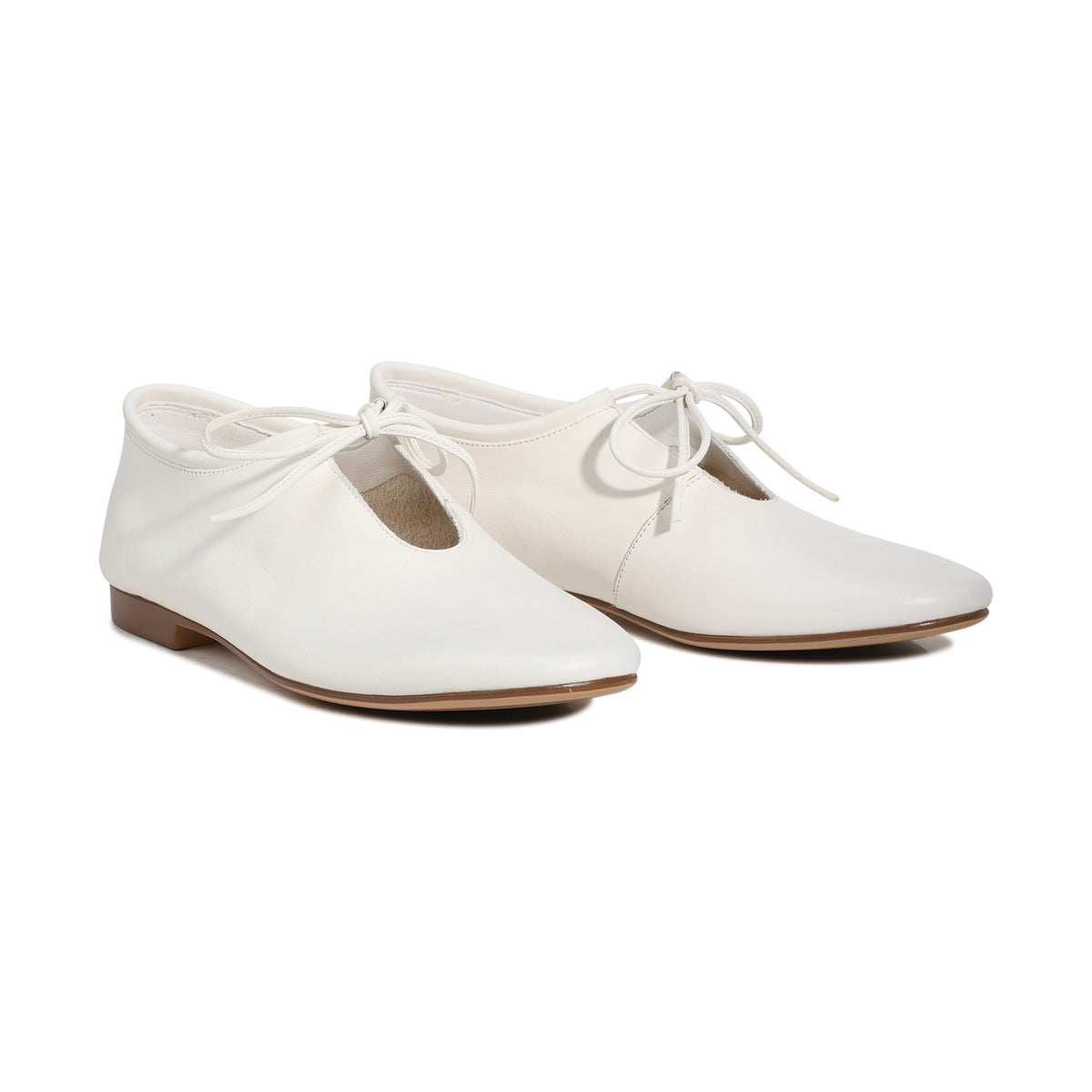 EOS Footwear Tenisha Leather Flat in off-white
#Color_off-white