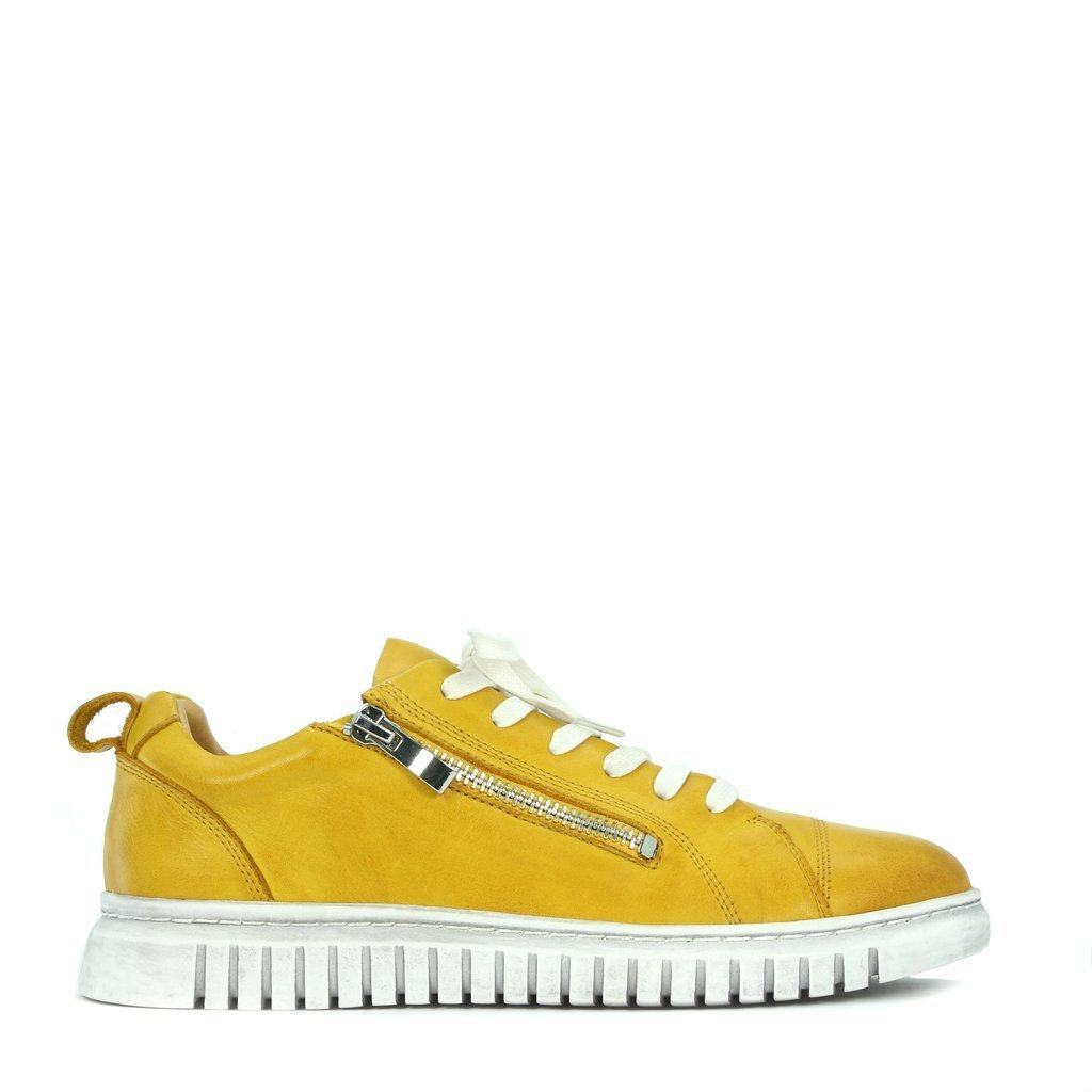 CLARENCE - EOS Footwear - Sneakers #color_mustard