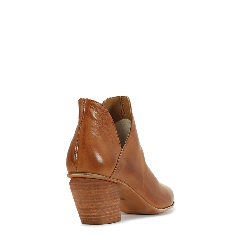 NORTH - EOS Footwear - Ankle Boots #color_brandy